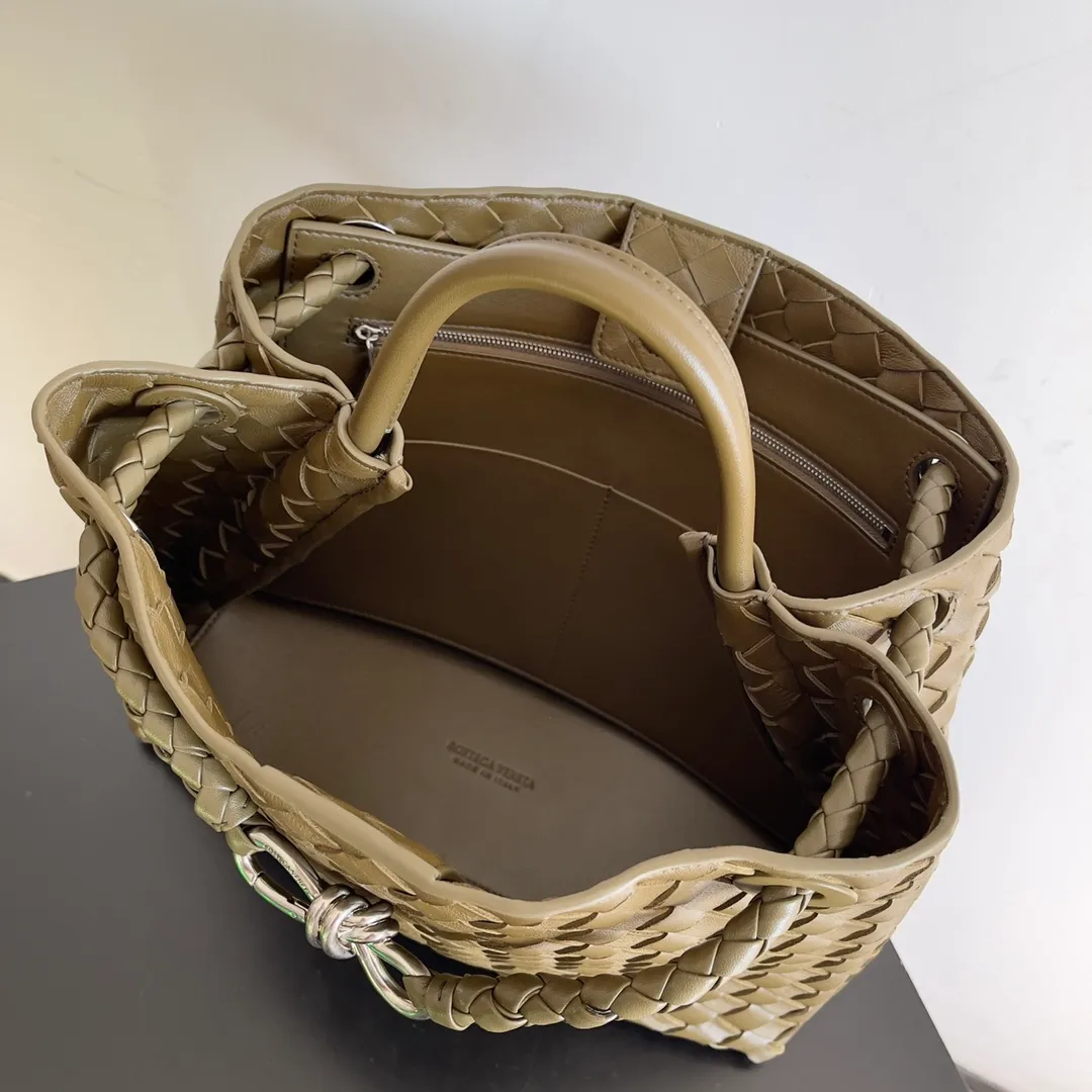 The 2023 new Andiamo batch of 2260 BV has been shipped‼ ️Really popular🔥The new Andiamo woven handbag launched by Bottega Veneta this season is really popular all over the world! ! Celebrities at home and abroad have worn it, and Oscar-winning actress Michelle Yeoh has taken it out on the street. Song Jia, Trai Yara, Yu Feihong, Sanji Ayaka, Rosie Hunting-Whiteley, Yoshioka Riho, etc. have all picked up this bag. It is classic and versatile, showing off its temperament, and the bag capacity is also large, which is very convenient for daily commuting! ! A variety of carrying methods, the shoulder straps can be adjusted by yourself, the original lambskin feels soft and delicate, and the unisex style breaks the gender boundaries and brings a more practical and long-lasting use experience. Andiamo, which has both elegant and casual styles, perfectly interprets the true appearance of "fashionable old money style". Style number: 743572 Size: 32*24*12